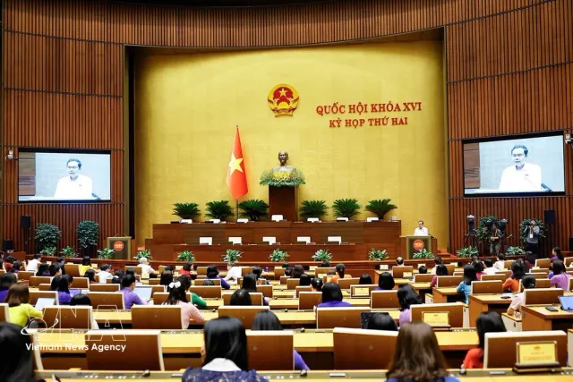 PM Le Minh Hung, NA President Tran Thanh Man meet with female lawmakers - Ảnh 1.