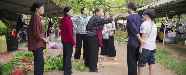 Căn nhà không mái che - Tập 5: Mẹ bị vu ve vãn đàn ông, con gái lớp 10 'xử đẹp' giữa chợ- Ảnh 7.