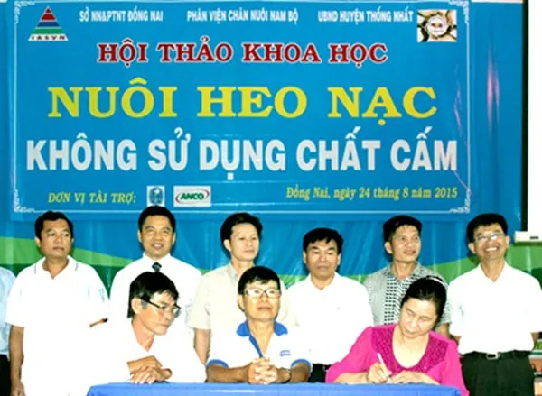 Farmers in the southern Dong Nai Province sign a commitment not to use banned substances for breeding pigs. — Photo baodongnai.com.vn