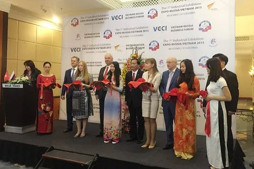 VCCI vice chairman Hoang Quang Phong (midle) cuts the inauguration band of the industrial exhibition EXPO Russia – Viet Nam 2015. — VNS Photo Linh Anh