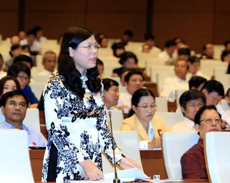Deputy Le Thi Yen from Phu Tho Province debates about the Article 60 of the 2014 Law on Social Insurance during the ninth session of the 13th National Assembly