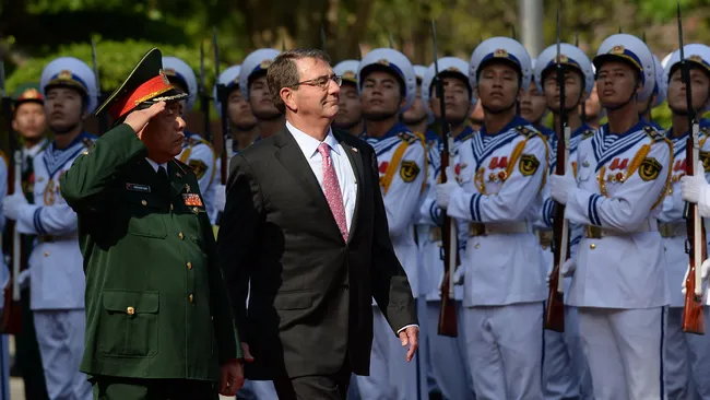 Vietnamese Defense Minister Phung Quang Thanh and U.S. Defense Secretary Ashton Carter in Hanoi on June 1, 2015. (Photographer: Hoang Dinh Nam/AFP/Getty Images)