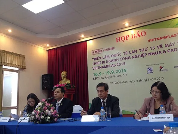 Pham Quynh Giang (2nd L), a member of the exhibition organizing committee, speaks at a media conference on VietnamPlas 2015 in HCMC on August 18