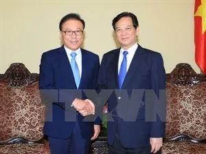 Prime Minister Nguyen Tan Dung (right) and Honorary General Consul of Vietnam in the Republic of Korea Park Soo-kwan (Source:VNA)