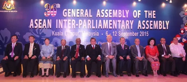 Heads of the participating delegations and Malaysian PM Najib Razak (6th, right) pose for photo at the event (Photo: VNA)