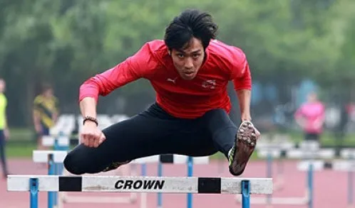 Vietnam's Nguyen Ngoc Quang clears a hurdle during a practice session to prepare for the 2015 SEA Games at a training center in Hanoi. (Photo: Tuoi Tre)