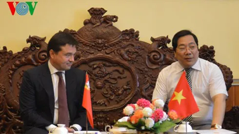 Photo: Ambassador Nguyen Thanh Son (right) and Moscow oblast’s Governor Andrey Vorobiev (left) - (VOV).