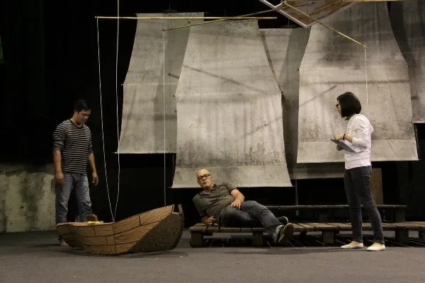 German director Dominik Gunther (centre) is giving acting guide to the performers. (Source: the organising board)