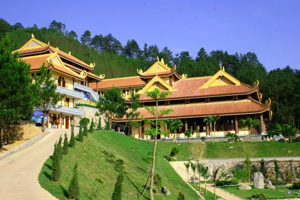 Many people gathered yesterday at Tay Thien Buddhist Temple in the Northern province of Vinh Phuc to take part in Green Sunday event