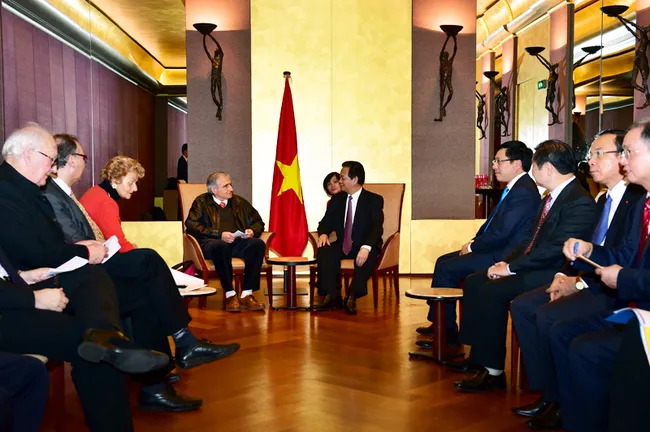 PM Nguyen Tan Dung (R) and Secretary General Jean Pierre Archambault of the France-Viet Nam Friendship Association, Paris, November 29, 2015 - Photo: VGP/Nhat Bac