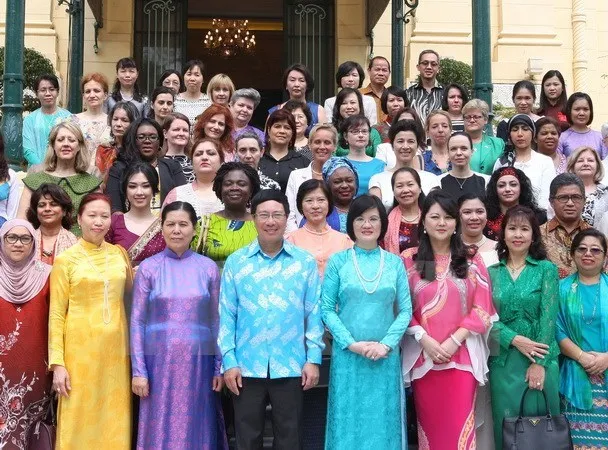 Deputy PM and Foreign Minister Pham Binh Minh (third, left) and participants pose for photo at the event (Photo: VNA)