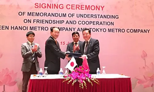 At the signing ceremony (Source: hanoimoi.com.vn)