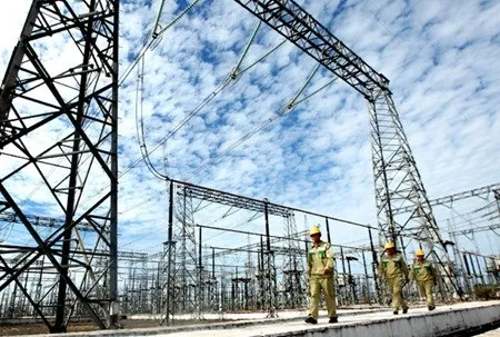 Workers check electrical equipment at transformer station 500kV Pleiku in Central Highlands. (Source: VNA)