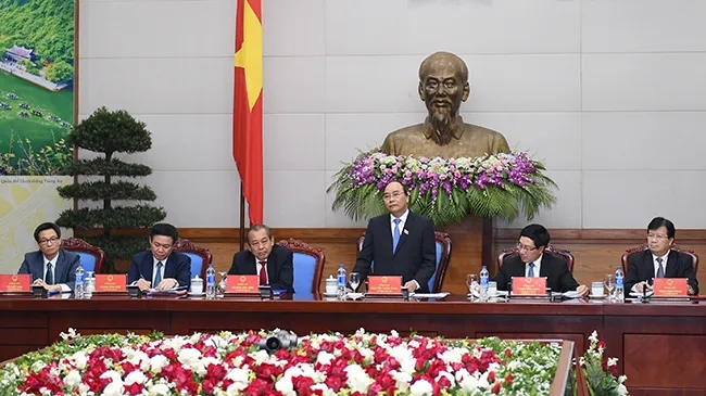 Deputy PMs Trinh Dinh Dung, Pham Binh Minh; PM Nguyen Xuan Phuc; Deputy PMs Truong Hoa Binh, Vuong Dinh Hue and Vu Duc Dam at the first meeting of the Cabinet (Credit: VGP)