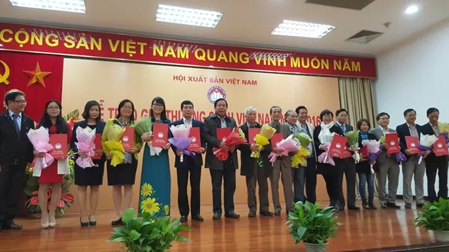The organizing board presenting awards to authors (Photo: Linh Bui/cand.com.vn)