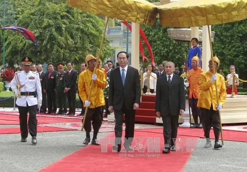 President Tran Dai Quang (L) and Cambodian King Norodom Sihamoni at the welcome ceremony (Source: VNA)
