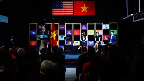 President Obama is talking with young Vietnamese entrepreneurs.