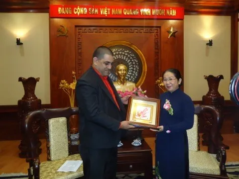 Vice Secretary of the Ho Chi Minh City’s Party Committee Vo Thi Dung (R) meets with the Cuban delegation on October 15 (Photo: voh.com.vn)