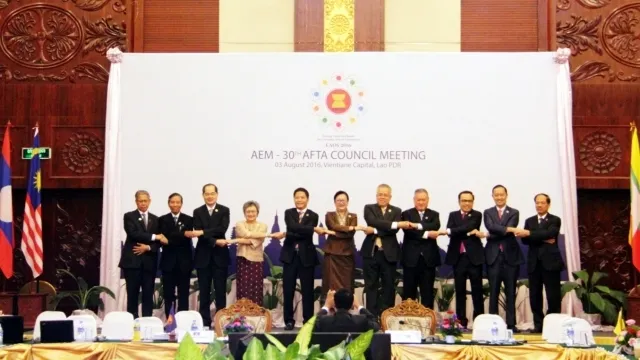 ASEAN Secretary General Le Luong Minh and representatives from 10 member countries at the 30th meeting of the AFTA Council.