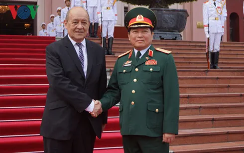 Vietnamese Minister of National Defence General Ngo Xuan Lich and his French counterpart Jean-Yves Le Drian in Hanoi on June 6 (photo: VOV)