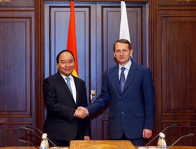 Prime Minister Nguyen Xuan Phuc asked the Vietnamese and Russian legislative bodies to enhance cooperation in the international arena while meeting with the Speaker of Russia’s State Duma Sergei Naryshkin in Moscow on May 17.
