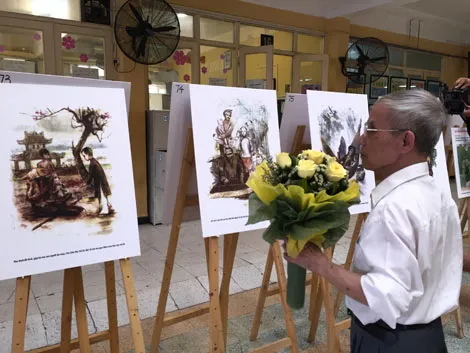 Artist Le Lam and his works (Photo: Thanh Hang/Cong An Nhan Dan)
