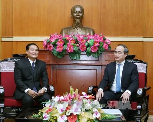 VFF President Nguyen Thien Nhan (R) and LFNC Vice President Chanthavong Senamatmontry (Source: VNA)