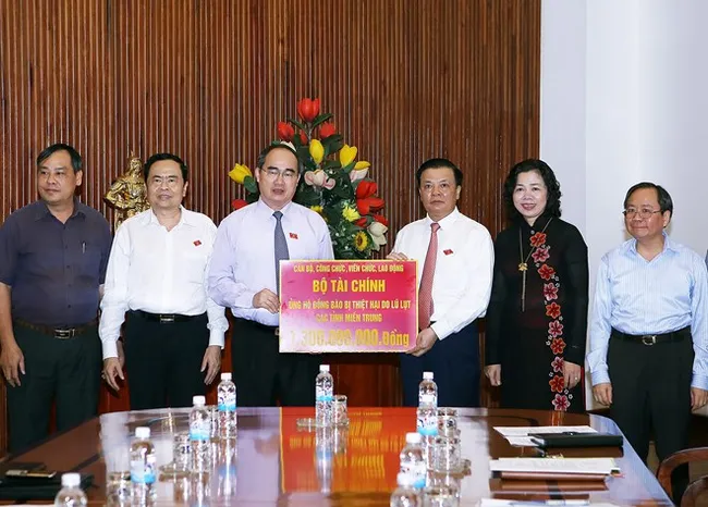 President of the Vietnam Fatherland Front Central Committee Nguyen Thien Nhan (third, left) and representatives from the Finance Ministry on October 21 (Photo: VNA)
