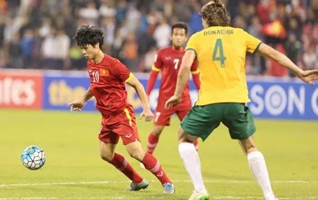 Striker Nguyen Cong Phuong of Viet Nam (left) (Photo: VNA)