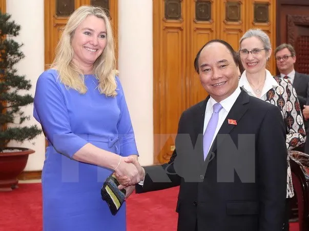 Deputy Prime Minister Nguyen Xuan Phuc (R) and  Dutch Minister of Infrastructure and Environment, Melainie Schultz Van Haegen (Source: VNA)