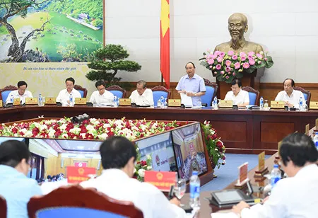 Prime Minister Nguyen Xuan Phuc chairs a government meeting on environmental protection. (Photo: VOV)