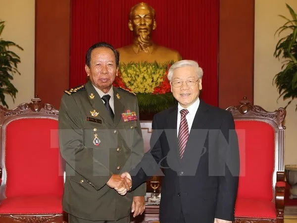 General Secretary Nguyen Phu Trong (R) shakes hand with Cambodian Deputy Prime Minister and Defence Minister Tia Banh in their meeting in Hanoi on December 13. (Source: VNA)