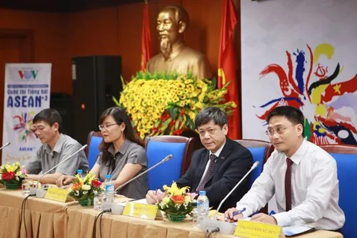 The organizing panel announces the grand finale at a press conference.