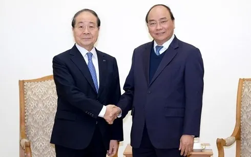Prime Minister Nguyen Xuan Phuc (R) welcomes Choi Young Joo, Chairman and CEO of the Panko Corporation (Source: VNA)