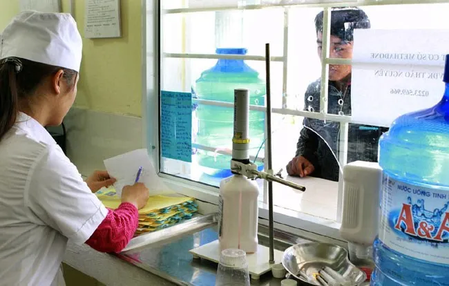 A medical staffer gives methadone to an HIV-positive man in northern mountainous Son La province's Moc Chau district (Photo: VNA)