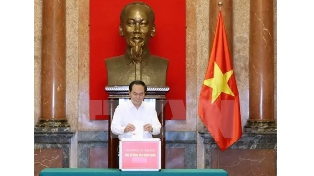 President Tran Dai Quang makes a donation during the launch of a donation campaign to support victims of the current widespread flooding in the central region on December 21. (Credit: VNA)