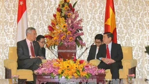 Chairman of the municipal People’s Committee Nguyen Thanh Phong (R) receives Singapore’s Prime Minister Lee Hsien Loong (Photo: VNA)