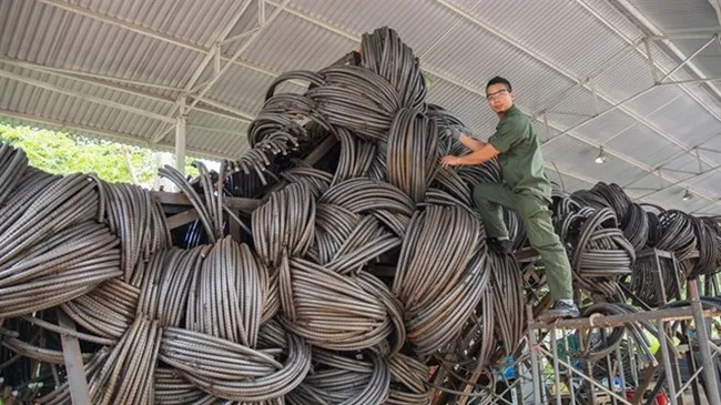 Sculptor Vu Binh Minh puts a final touch on his giant work entitled Summer Cloud(Source: VNA)