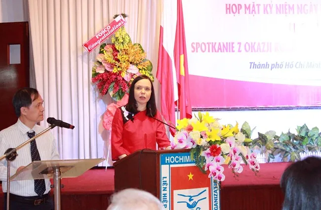 Ambassador Barbara Szymanowska speaks at the get-together (Photo: VNA)