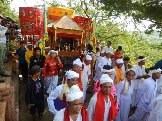 Po Sah Inu Goddess costume carrying ceremony (Source: sggp.org.vn)