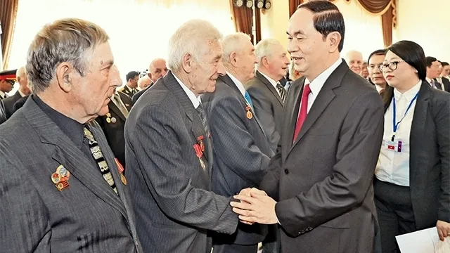 President Tran Dai Quang meets with representatives of the Belarus-Vietnam Friendship Association and Belarusian veterans who assisted Vietnam in the past while on an official visit to Minsk on June 26. (Credit: VNA)
