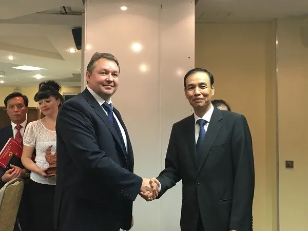 Vice Secretary of Hanoi's Party Committee Dao Duc Toan (R) and Chairman of Minsk's Executive Committee Andrei Victorovich Shorets (Source: kinhtedothi)