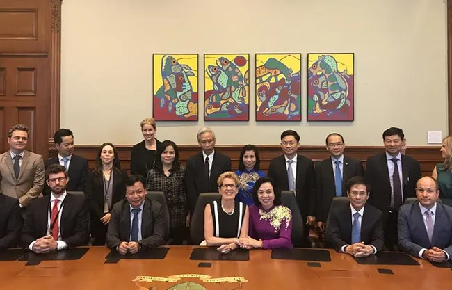 Deputy Secretary of the municipal Party Committee Ngo Thi Thanh Hang (purple long dress) meets with Premier of Ontario Kathleen Wynne (Photo: Hanoimoi.com)