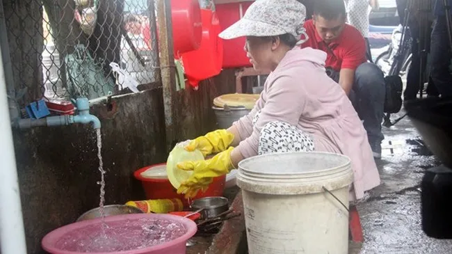A household in HCM City’s District 12 uses water from a well despite getting tap water (Photo tuoitre.vn)