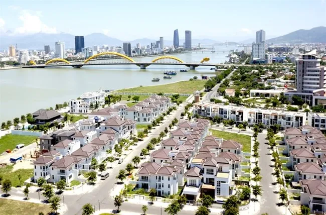 Houses and buildings along Han River in Da Nang city (Photo VNA)