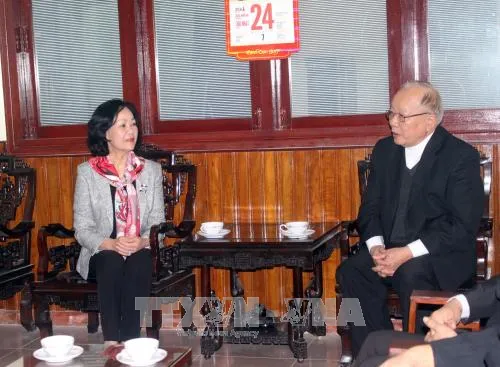 Head of the Mass Mobilisation Commission of the Communist Party of Vietnam Central Committee,Truong Thi Mai,visited and extended Christmas greetings to the Da Lat diocese (Source: VNA)