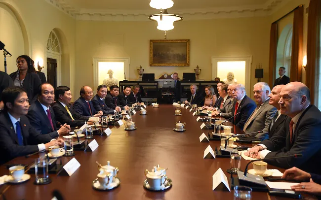 The talks between PM Nguyen Xuan Phuc and President Donald Trump at the White House. Photo: VGP/Quang Hieu