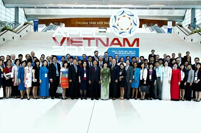 Delegates to SOM 2 and related meetings pose for group photos (Source: apec2017.vn)