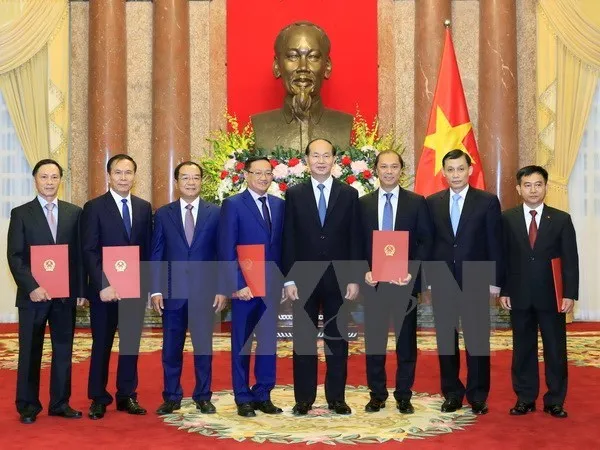 President Tran Dai Quang (fourth, right), officials and the diplomats receiving the rank of Ambassador pose for a photo (Photo: VNA)