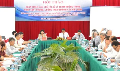 The seminar in Hanoi on June 8 sought ways to improve sanctions against corruption in Vietnam’s anti-corruption law (Photo: daibieunhandan.vn)